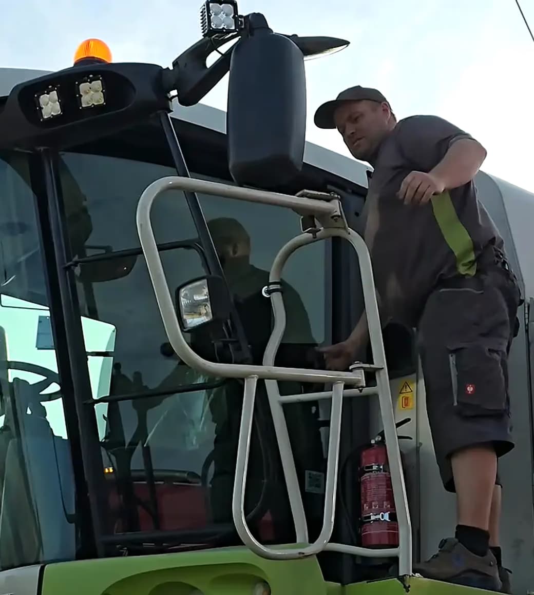 Landehre Christian Peschel auf Agrartechnik im Feld.