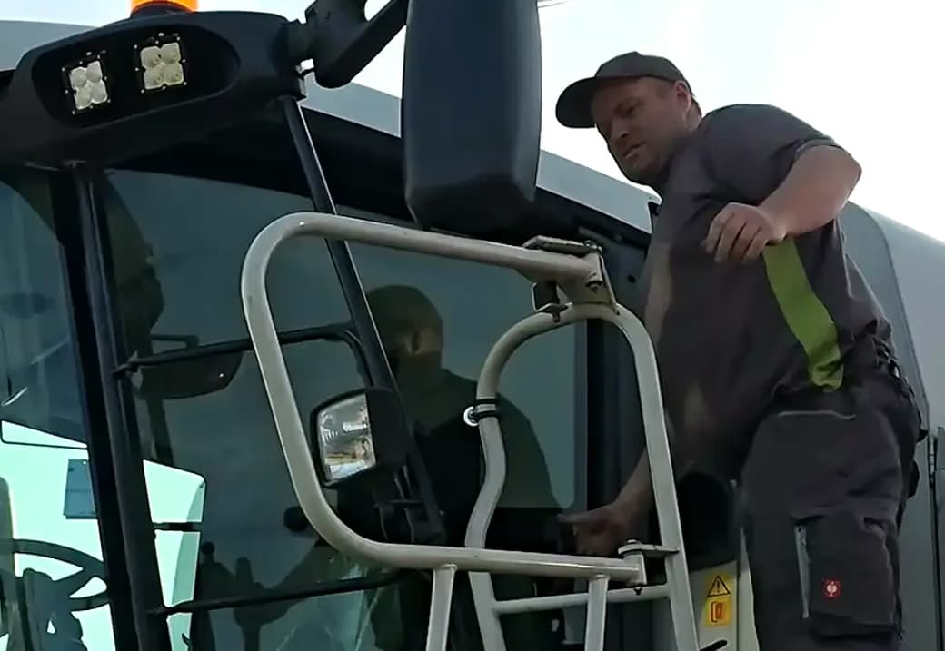 Landwirt auf Agrartechnik als Symbol für regionale Erzeuger und sichtbare Herkunft.